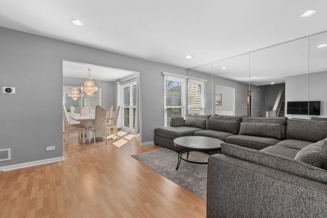 917 Shambliss Lane, Buffalo Grove, IL 60089