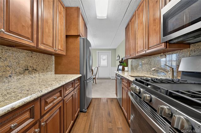 135 Post Avenue 3F, Westbury, NY 11590