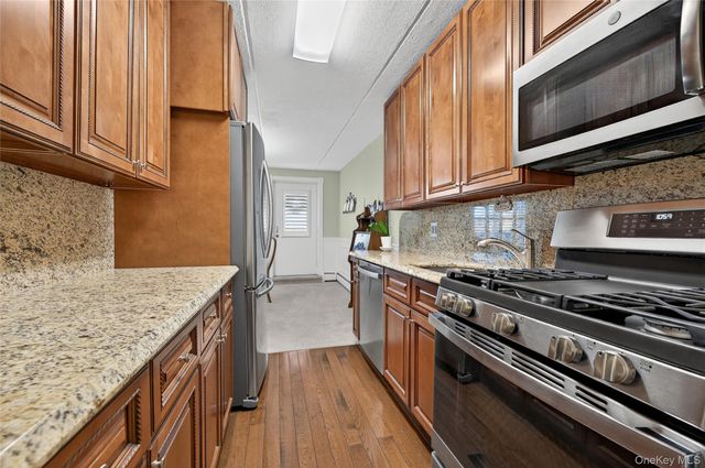 135 Post Avenue 3F, Westbury, NY 11590