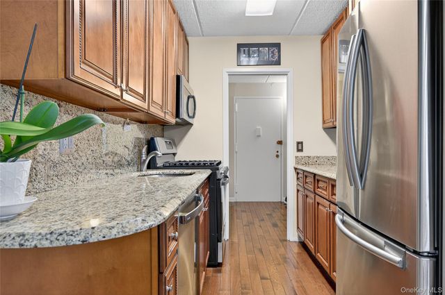 135 Post Avenue 3F, Westbury, NY 11590