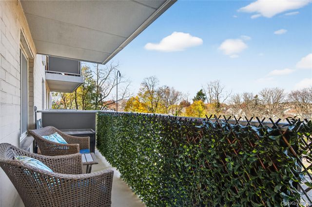 135 Post Avenue 3F, Westbury, NY 11590