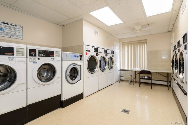 135 Post Avenue 3F, Westbury, NY 11590