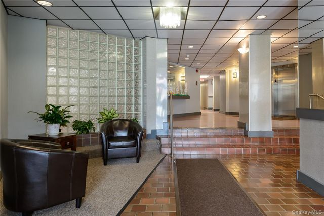 135 Post Avenue 3F, Westbury, NY 11590