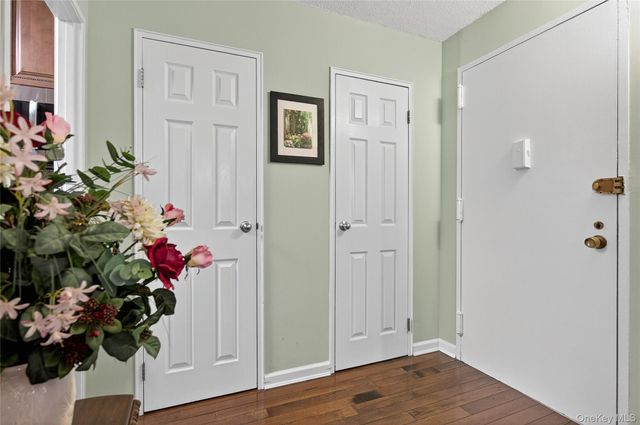 135 Post Avenue 3F, Westbury, NY 11590