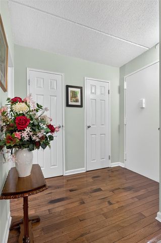 135 Post Avenue 3F, Westbury, NY 11590