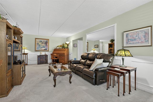 135 Post Avenue 3F, Westbury, NY 11590