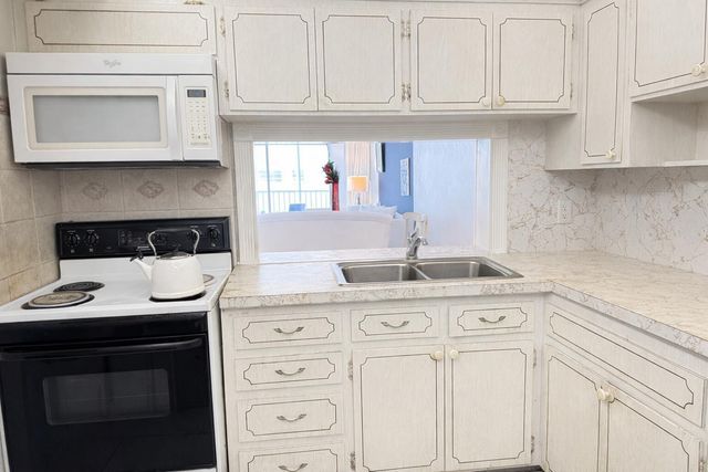 215 SE 3RD Avenue 306D, Hallandale Beach, FL 33009