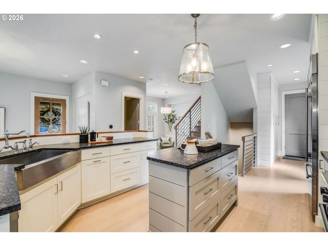 210 NORTHSHORE Rd, Lake Oswego, OR 97034
