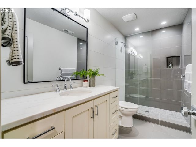 210 NORTHSHORE Rd, Lake Oswego, OR 97034