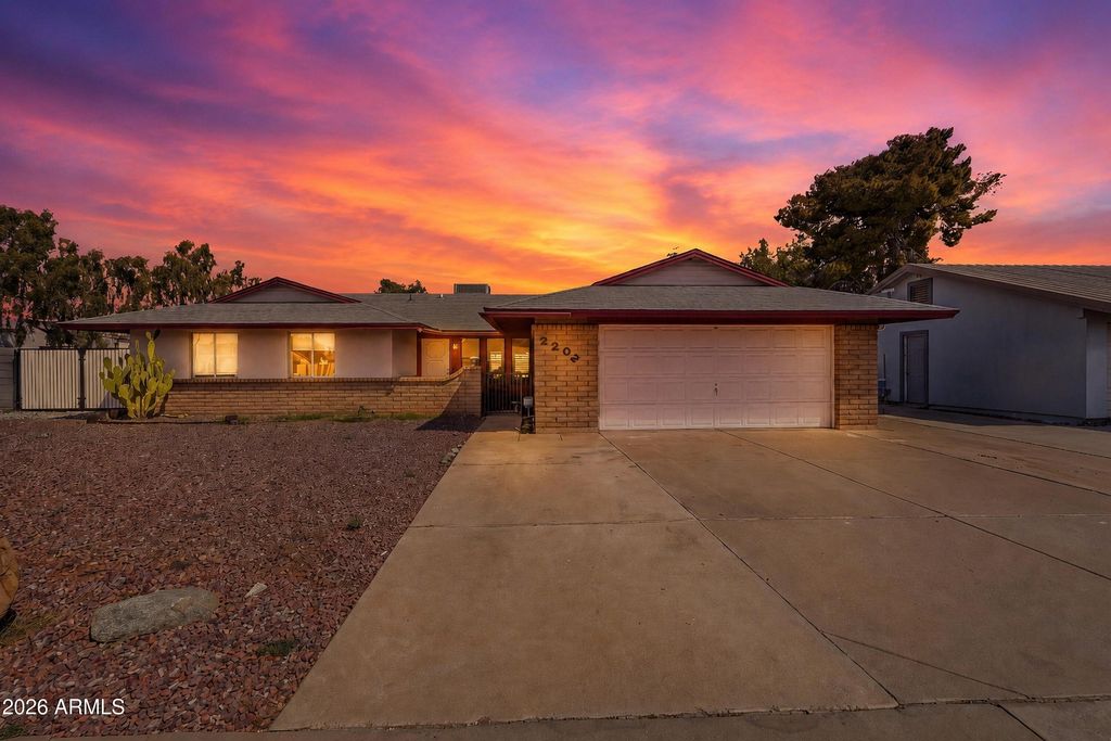 2202 E HAMPTON Avenue, Mesa, AZ 85204 — exterior