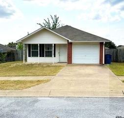 1110 Woodlands Park Dr, Lindale, TX 75771