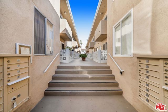 933 11th Street 18, Santa Monica, CA 90403