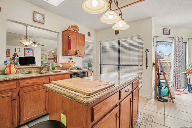 9103 Windgarden Cir, Windcrest, TX 78239