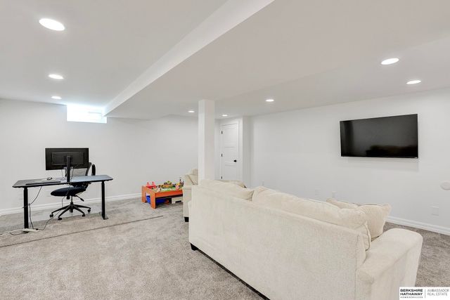 7078 Girard Street, Omaha, NE 68152