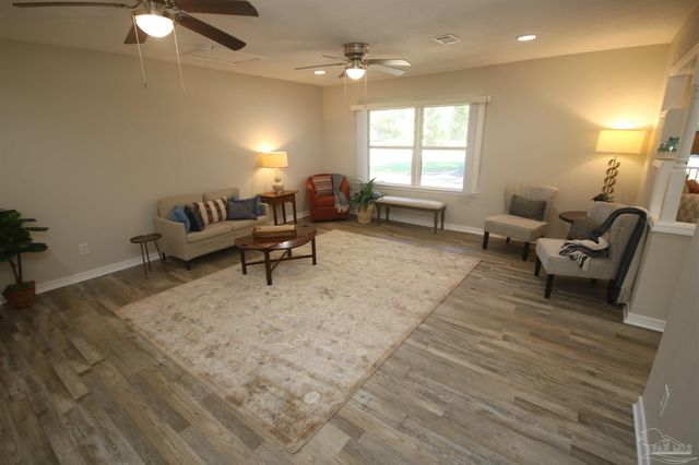 5720 Redwood Dr, Milton, FL 32570