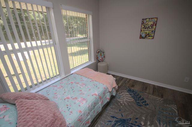 5720 Redwood Dr, Milton, FL 32570