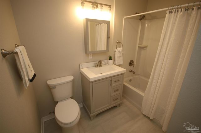 5720 Redwood Dr, Milton, FL 32570