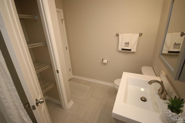 5720 Redwood Dr, Milton, FL 32570