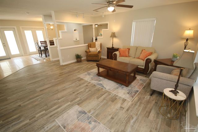 5720 Redwood Dr, Milton, FL 32570