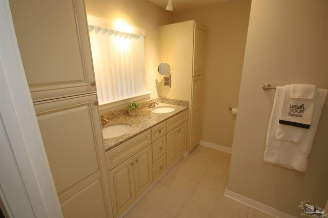 5720 Redwood Dr, Milton, FL 32570