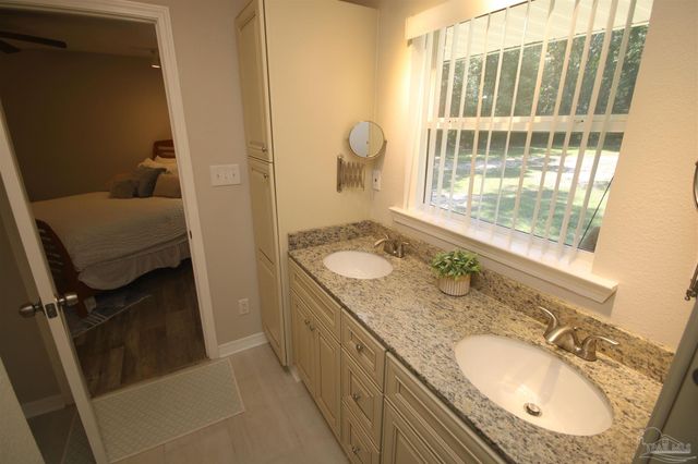 5720 Redwood Dr, Milton, FL 32570