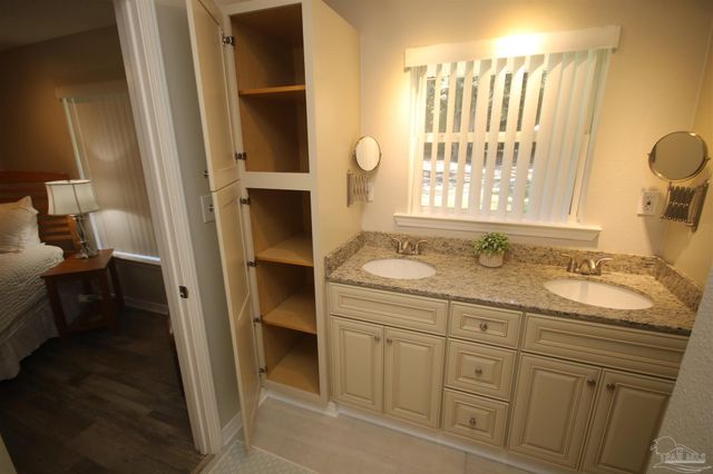 5720 Redwood Dr, Milton, FL 32570