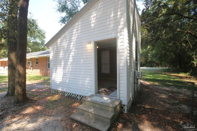 5720 Redwood Dr, Milton, FL 32570