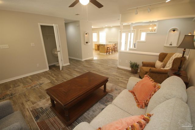 5720 Redwood Dr, Milton, FL 32570