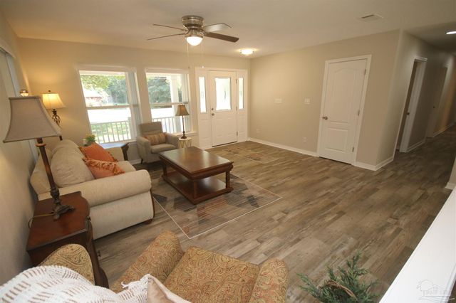 5720 Redwood Dr, Milton, FL 32570