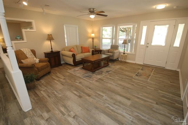 5720 Redwood Dr, Milton, FL 32570