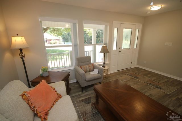 5720 Redwood Dr, Milton, FL 32570