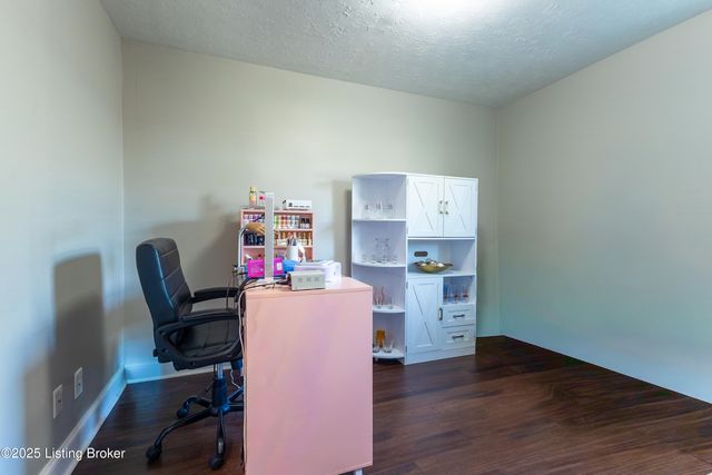 8606 Blue Lick Rd, Louisville, KY 40219