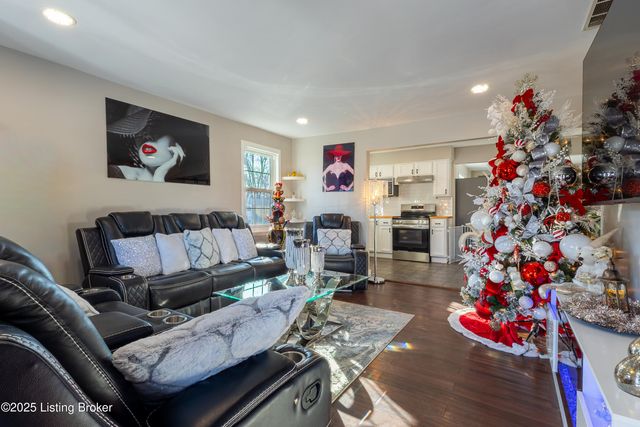 8606 Blue Lick Rd, Louisville, KY 40219