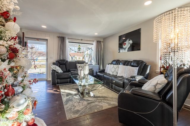 8606 Blue Lick Rd, Louisville, KY 40219