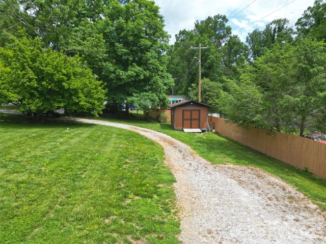 22 Mcminn Road, Hendersonville, NC 28792