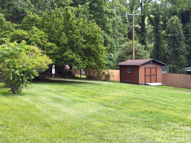 22 Mcminn Road, Hendersonville, NC 28792