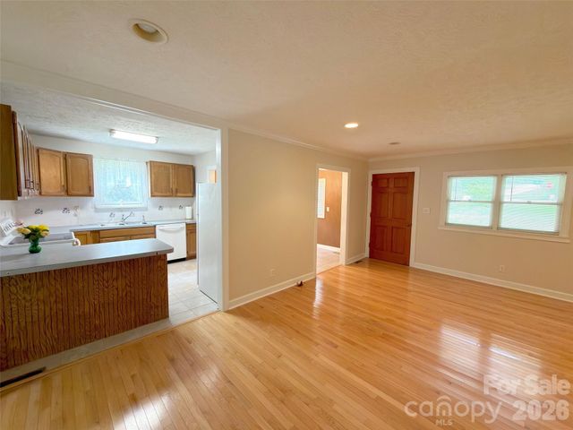 22 Mcminn Road, Hendersonville, NC 28792