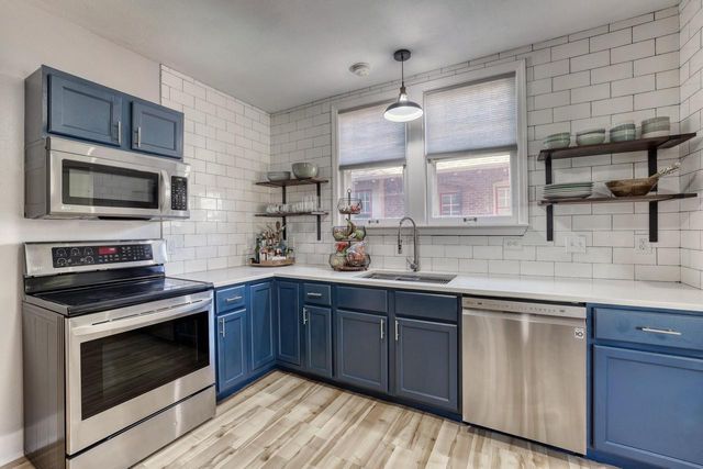 2530 N Grant BOULEVARD, Milwaukee, WI 53210