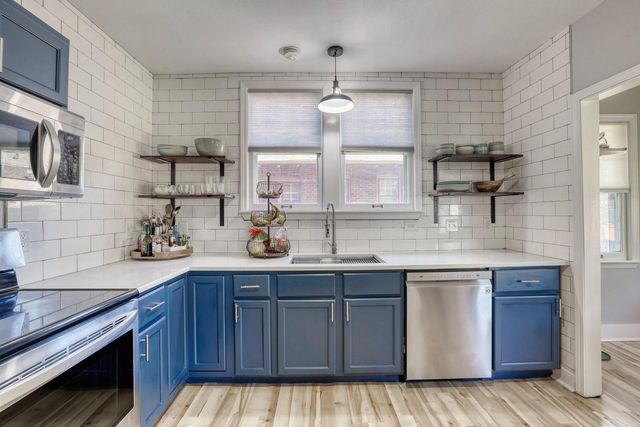 2530 N Grant BOULEVARD, Milwaukee, WI 53210