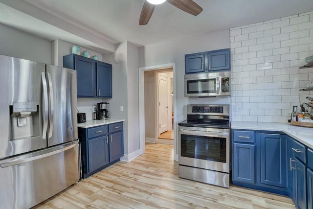 2530 N Grant BOULEVARD, Milwaukee, WI 53210