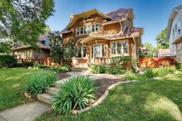 2530 N Grant BOULEVARD, Milwaukee, WI 53210