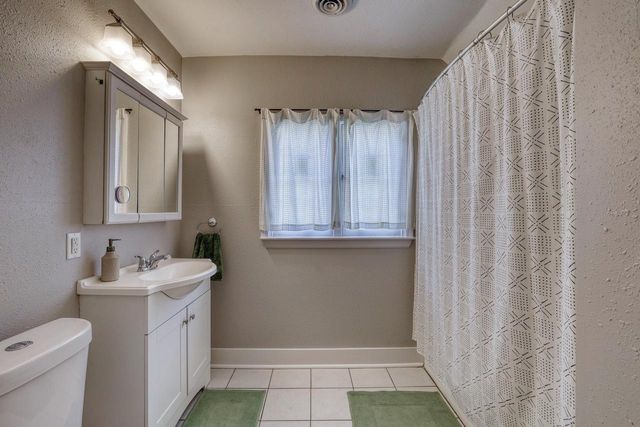 2530 N Grant BOULEVARD, Milwaukee, WI 53210