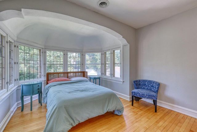 2530 N Grant BOULEVARD, Milwaukee, WI 53210