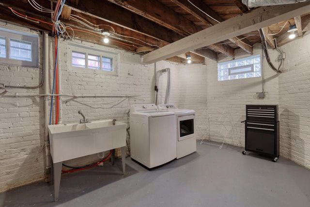 2530 N Grant BOULEVARD, Milwaukee, WI 53210