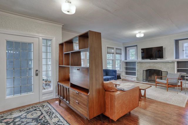 2530 N Grant BOULEVARD, Milwaukee, WI 53210