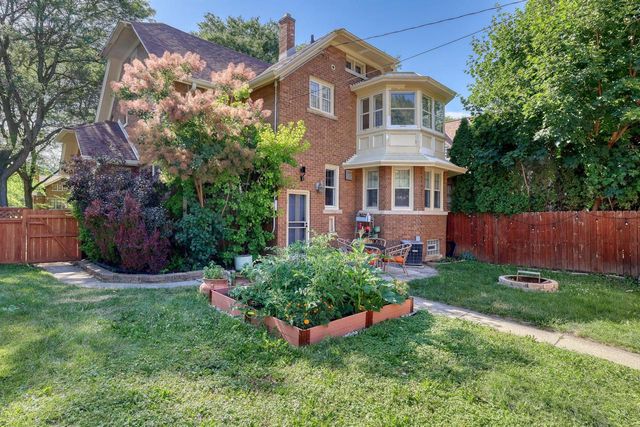 2530 N Grant BOULEVARD, Milwaukee, WI 53210