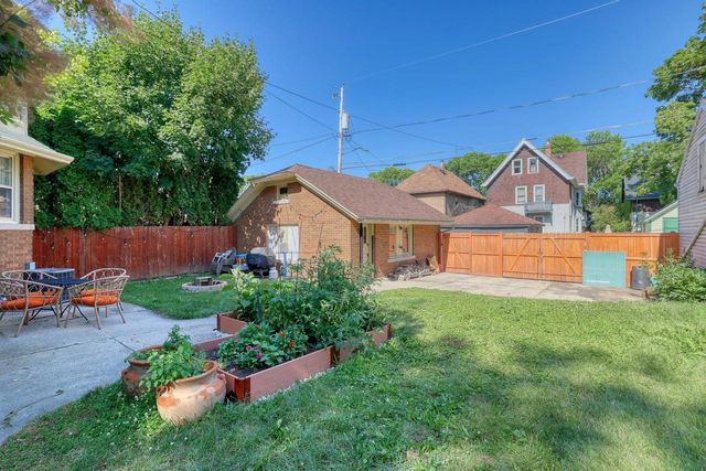 2530 N Grant BOULEVARD, Milwaukee, WI 53210