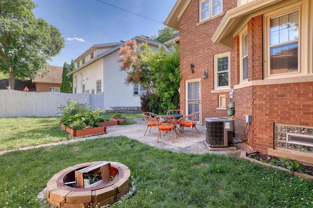 2530 N Grant BOULEVARD, Milwaukee, WI 53210
