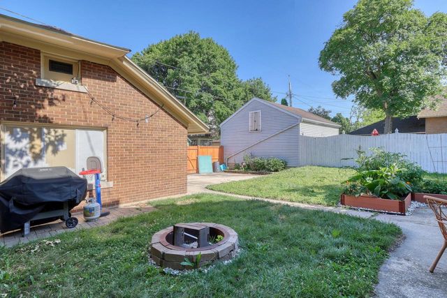 2530 N Grant BOULEVARD, Milwaukee, WI 53210