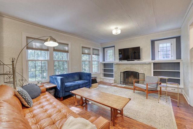 2530 N Grant BOULEVARD, Milwaukee, WI 53210